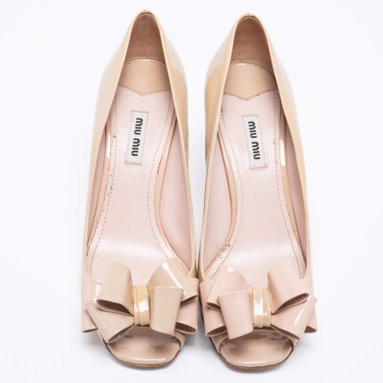 مملوكة مسبقًا Miu Miu Beige Patent Leather Bow Peep Toe Pumps Size 39
