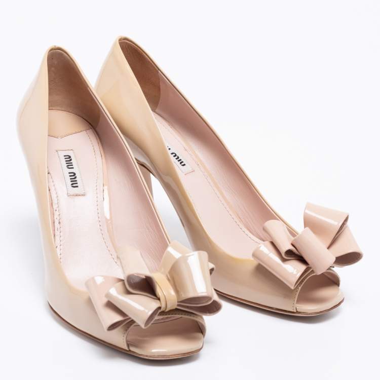 مملوكة مسبقًا Miu Miu Beige Patent Leather Bow Peep Toe Pumps Size 39