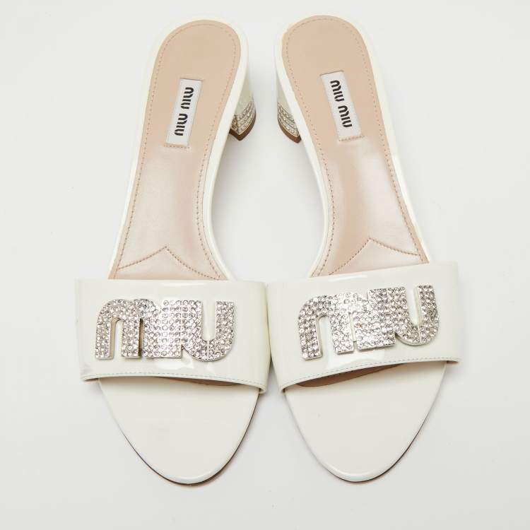 مملوكة مسبقًا Miu Miu  White Patent Crystal Embellished Slide Sandals Size 40