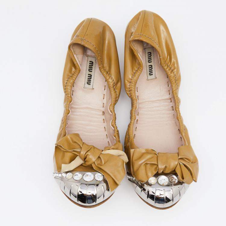 Pre Owned Miu Miu Beige Patent Leather Crystal Bow Embellished Cap Toe Ballet Flats Size 41