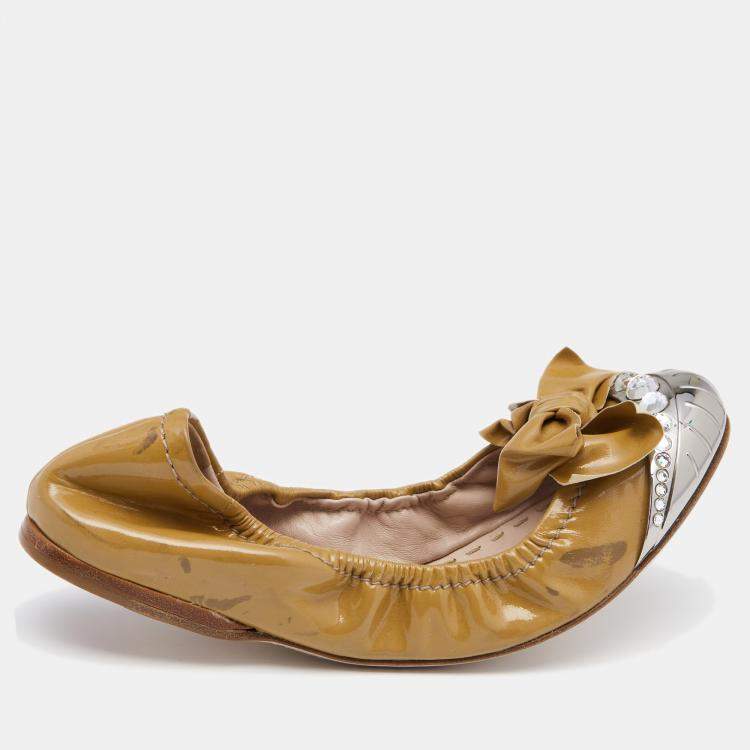 Pre Owned Miu Miu Beige Patent Leather Crystal Bow Embellished Cap Toe Ballet Flats Size 41