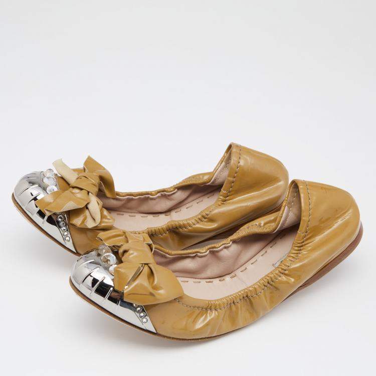 Pre Owned Miu Miu Beige Patent Leather Crystal Bow Embellished Cap Toe Ballet Flats Size 41