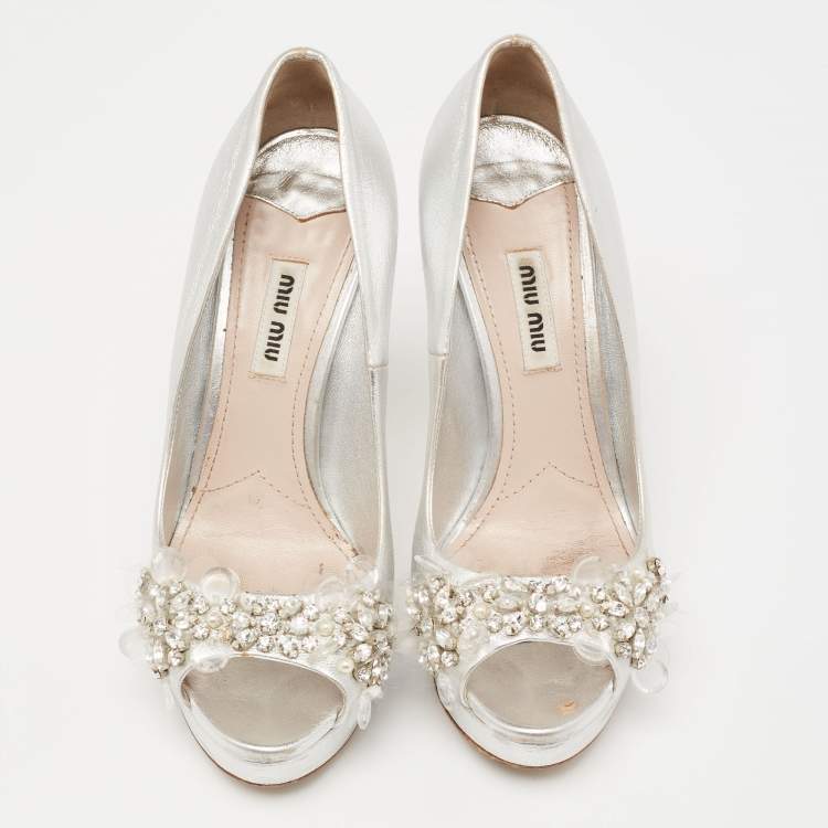مملوكة مسبقًا Miu Miu Silver Leather Embellished Peep Toe Pumps Size 36.5