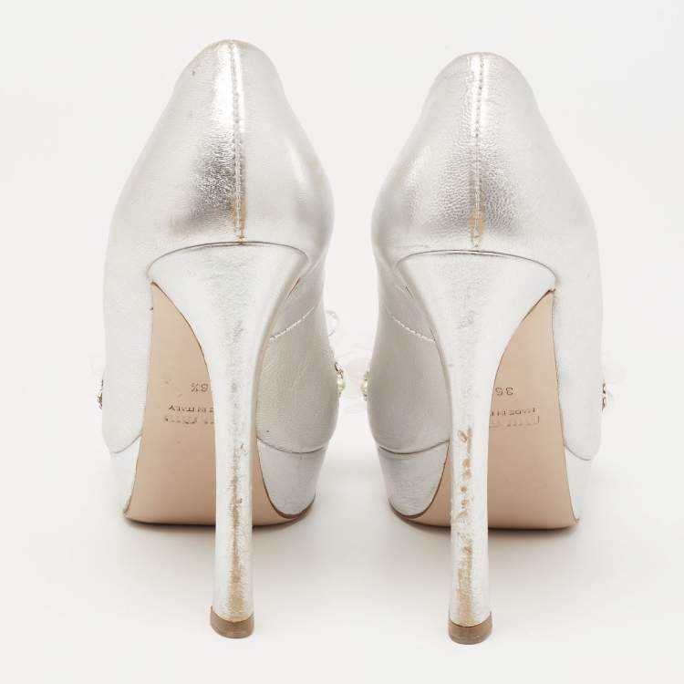 مملوكة مسبقًا Miu Miu Silver Leather Embellished Peep Toe Pumps Size 36.5