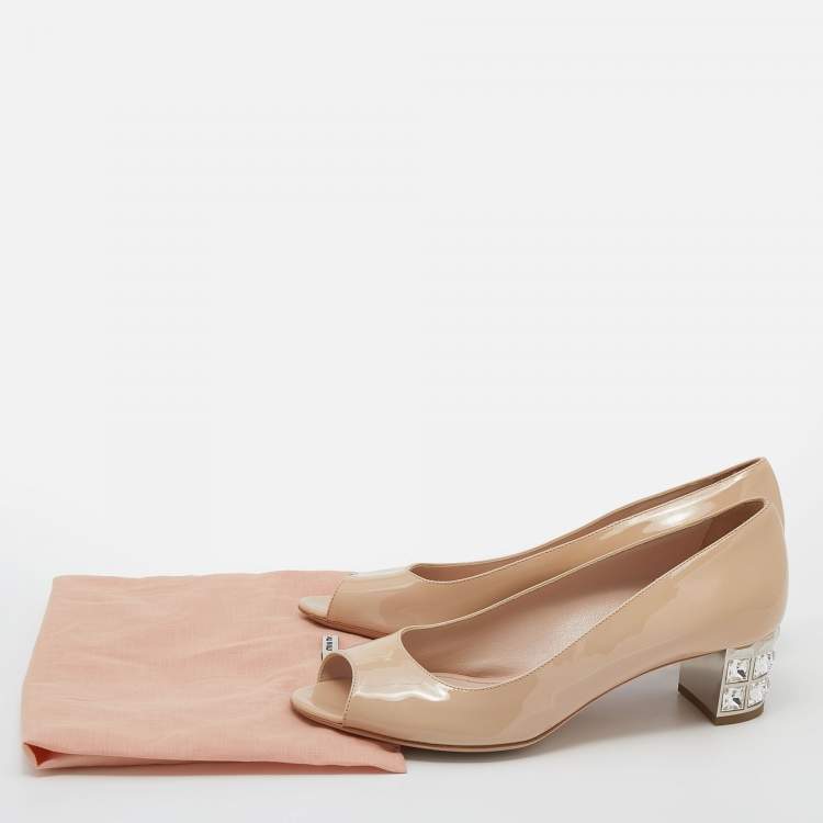 مملوكة مسبقًا Miu Miu Beige Patent Leather Crystal Embellished Heel Peep Toe Pumps 36.5