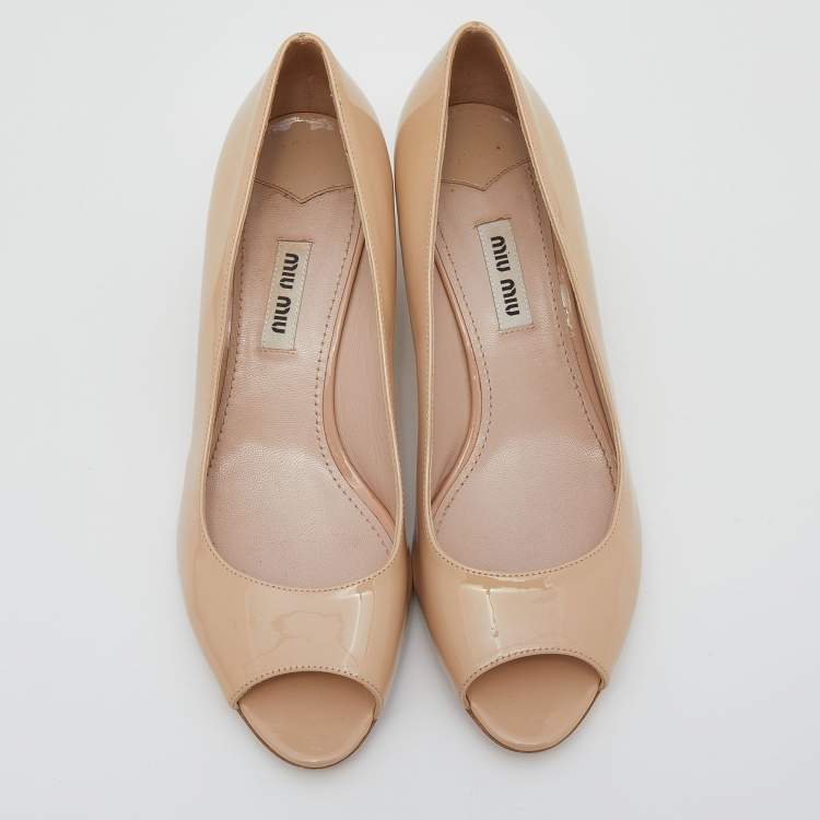 مملوكة مسبقًا Miu Miu Beige Patent Leather Crystal Embellished Heel Peep Toe Pumps 36.5