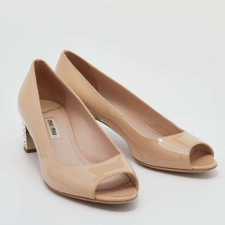 مملوكة مسبقًا Miu Miu Beige Patent Leather Crystal Embellished Heel Peep Toe Pumps 36.5