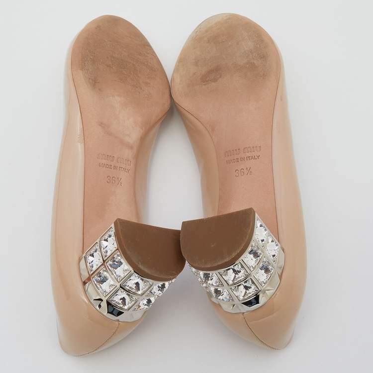 مملوكة مسبقًا Miu Miu Beige Patent Leather Crystal Embellished Heel Peep Toe Pumps 36.5