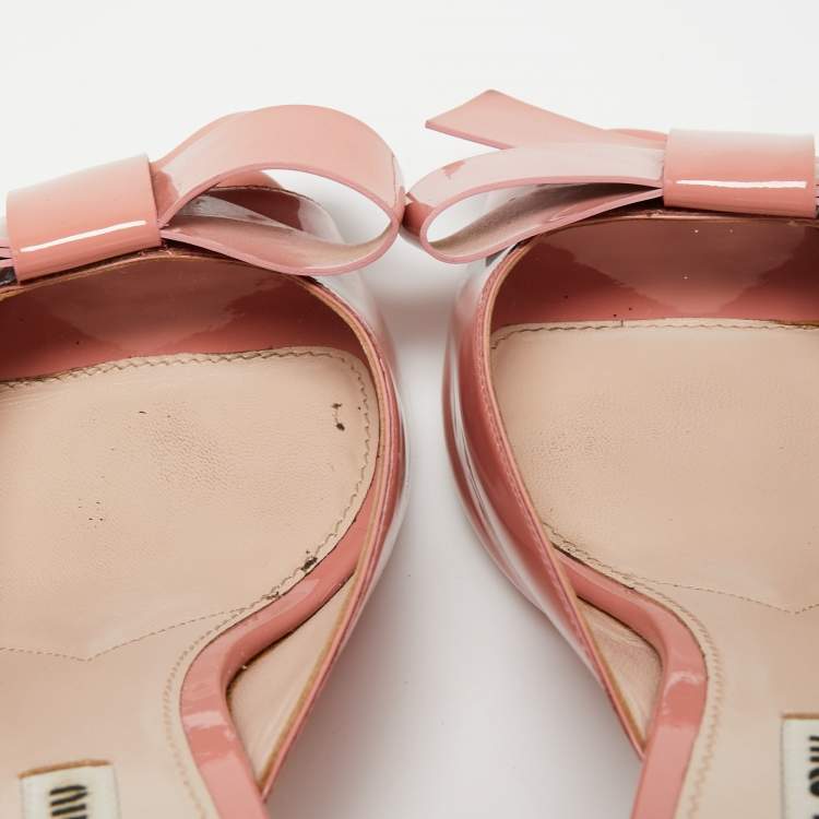 مملوكة مسبقًا Miu Miu Pink Patent Leather Bow Slide Sandals Size 40