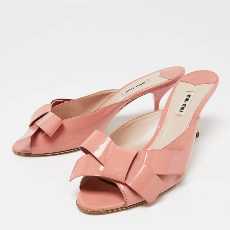 مملوكة مسبقًا Miu Miu Pink Patent Leather Bow Slide Sandals Size 40