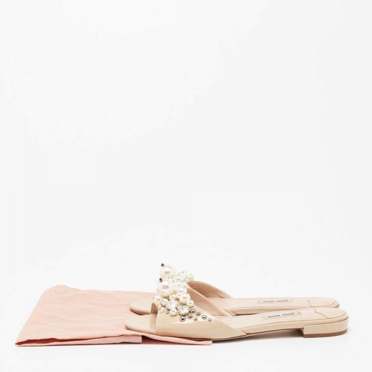 مملوكة مسبقًا Miu Miu Beige Patent Leather Pearl Embellished Flats Size 37.5