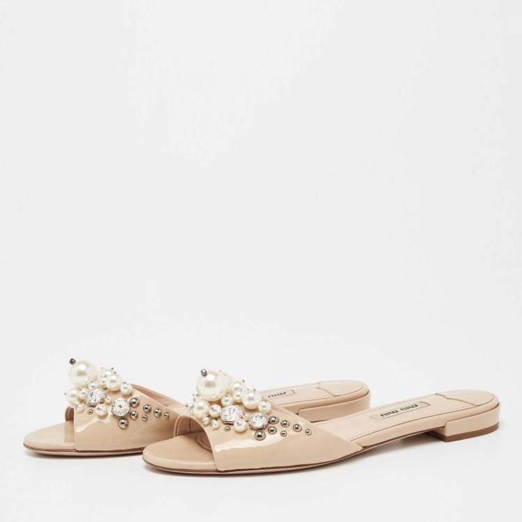 مملوكة مسبقًا Miu Miu Beige Patent Leather Pearl Embellished Flats Size 37.5