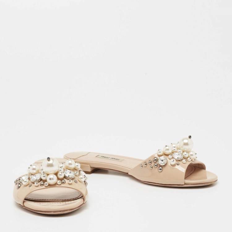 مملوكة مسبقًا Miu Miu Beige Patent Leather Pearl Embellished Flats Size 37.5