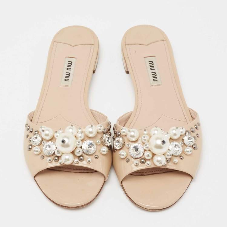 مملوكة مسبقًا Miu Miu Beige Patent Leather Pearl Embellished Flats Size 37.5