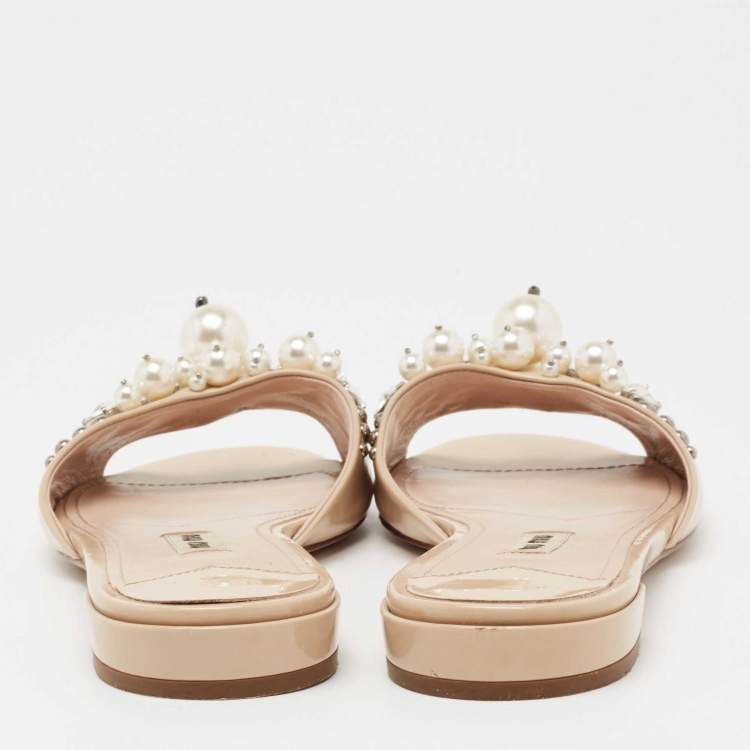 مملوكة مسبقًا Miu Miu Beige Patent Leather Pearl Embellished Flats Size 37.5