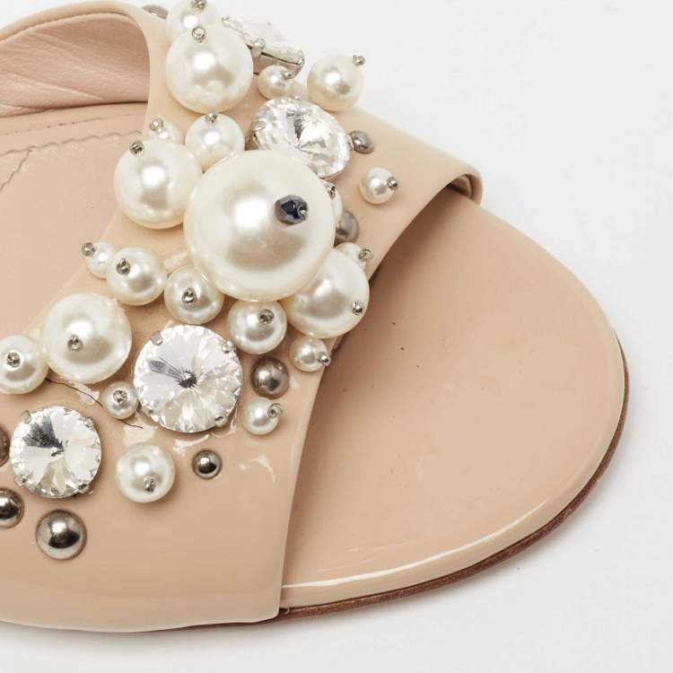 مملوكة مسبقًا Miu Miu Beige Patent Leather Pearl Embellished Flats Size 37.5