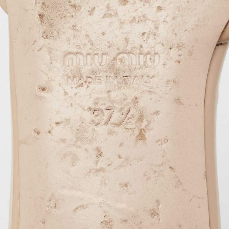 مملوكة مسبقًا Miu Miu Beige Patent Leather Pearl Embellished Flats Size 37.5