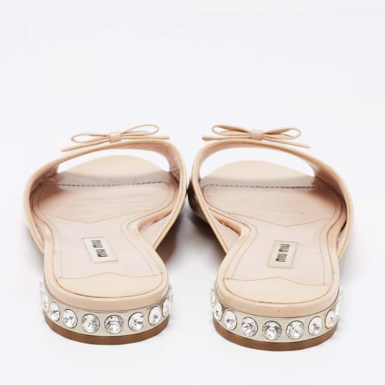 Pre Owned Miu Miu Beige Patent Leather Bow Crystal Embellished Heel Flat Slides Size 39