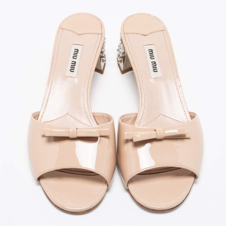 Pre Owned Miu Miu Beige Patent Leather Bow Crystal Embellished Heel Sandals Size 37.5