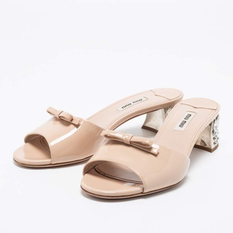 Pre Owned Miu Miu Beige Patent Leather Bow Crystal Embellished Heel Sandals Size 37.5