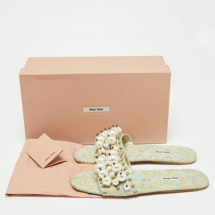 مملوكة مسبقًا Miu Miu Gold/Blue Brocade Fabric Pearl Embellished Slide Sandals Size 39.5 