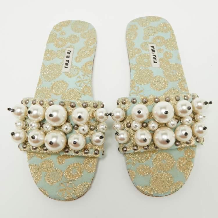 مملوكة مسبقًا Miu Miu Gold/Blue Brocade Fabric Pearl Embellished Slide Sandals Size 39.5 