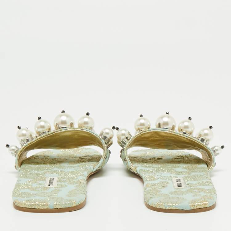 مملوكة مسبقًا Miu Miu Gold/Blue Brocade Fabric Pearl Embellished Slide Sandals Size 39.5 