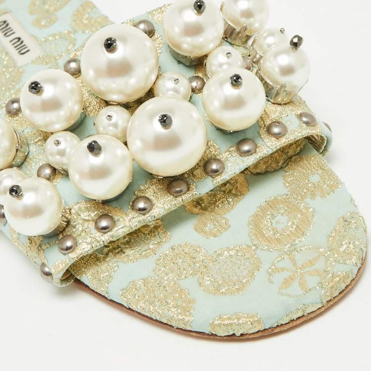 مملوكة مسبقًا Miu Miu Gold/Blue Brocade Fabric Pearl Embellished Slide Sandals Size 39.5 