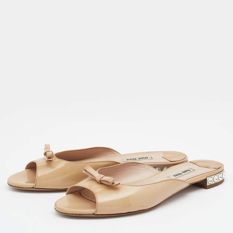 Pre Owned Miu Miu Beige Patent Leather Bow Crystal Embellished Flat Slide Sandals Size 37.5