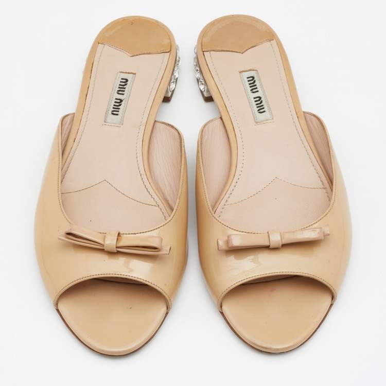 Pre Owned Miu Miu Beige Patent Leather Bow Crystal Embellished Flat Slide Sandals Size 37.5