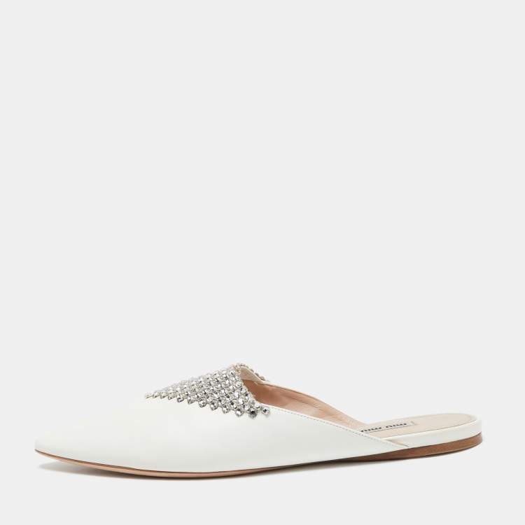 مملوكة مسبقًا Miu Miu White Leather Crystal Embellished Mules Size 40
