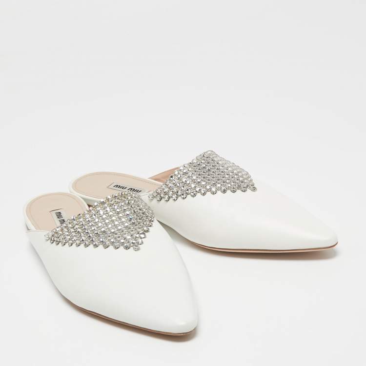 مملوكة مسبقًا Miu Miu White Leather Crystal Embellished Mules Size 40