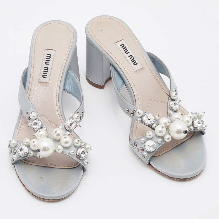 مملوكة مسبقًا Miu Miu Grey Crystal And Pearl Embellished Satin Block Heel Slide Sandals Size 35.5