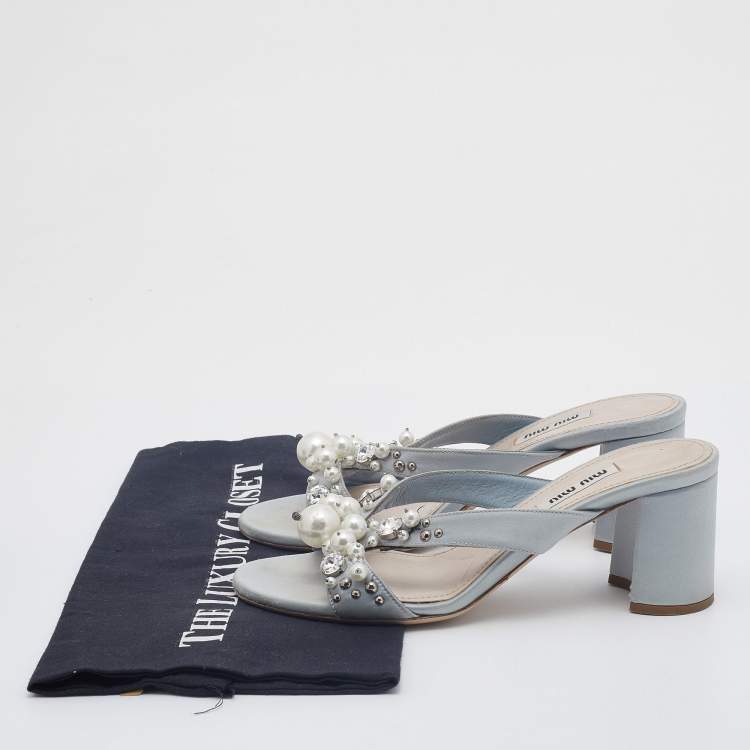 مملوكة مسبقًا Miu Miu Grey Crystal And Pearl Embellished Satin Block Heel Slide Sandals Size 35.5