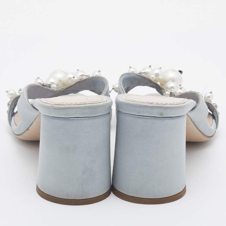 مملوكة مسبقًا Miu Miu Grey Crystal And Pearl Embellished Satin Block Heel Slide Sandals Size 35.5