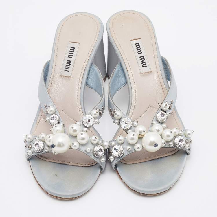 مملوكة مسبقًا Miu Miu Grey Crystal And Pearl Embellished Satin Block Heel Slide Sandals Size 35.5