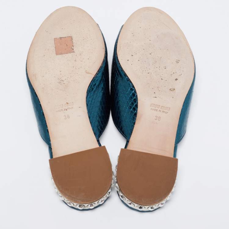 مملوكة مسبقًا Miu Miu Metallic Teal Snakeskin Embossed Leather Bow Detail Crystal Heel Flat Slide Sandals Size 38