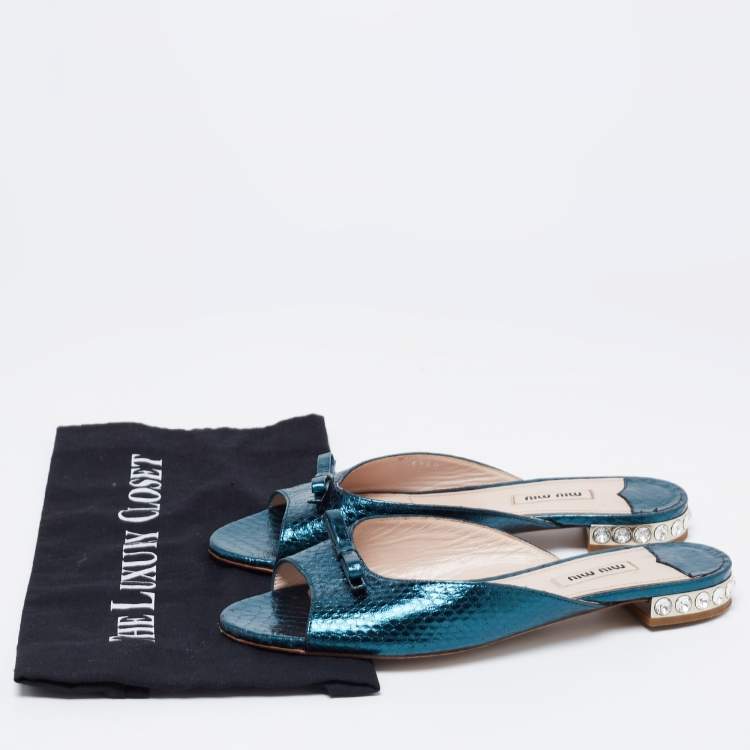 مملوكة مسبقًا Miu Miu Metallic Teal Snakeskin Embossed Leather Bow Detail Crystal Heel Flat Slide Sandals Size 38