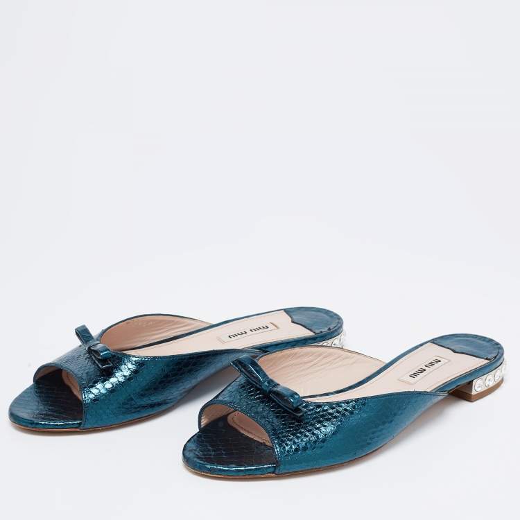 مملوكة مسبقًا Miu Miu Metallic Teal Snakeskin Embossed Leather Bow Detail Crystal Heel Flat Slide Sandals Size 38