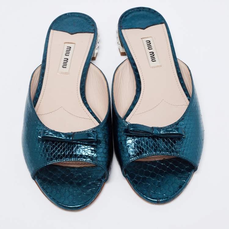 مملوكة مسبقًا Miu Miu Metallic Teal Snakeskin Embossed Leather Bow Detail Crystal Heel Flat Slide Sandals Size 38