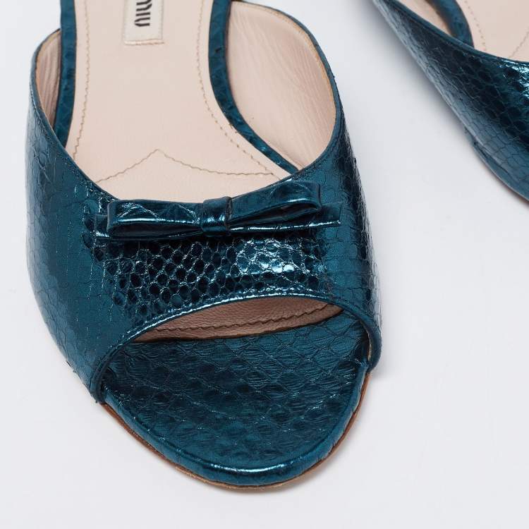 مملوكة مسبقًا Miu Miu Metallic Teal Snakeskin Embossed Leather Bow Detail Crystal Heel Flat Slide Sandals Size 38