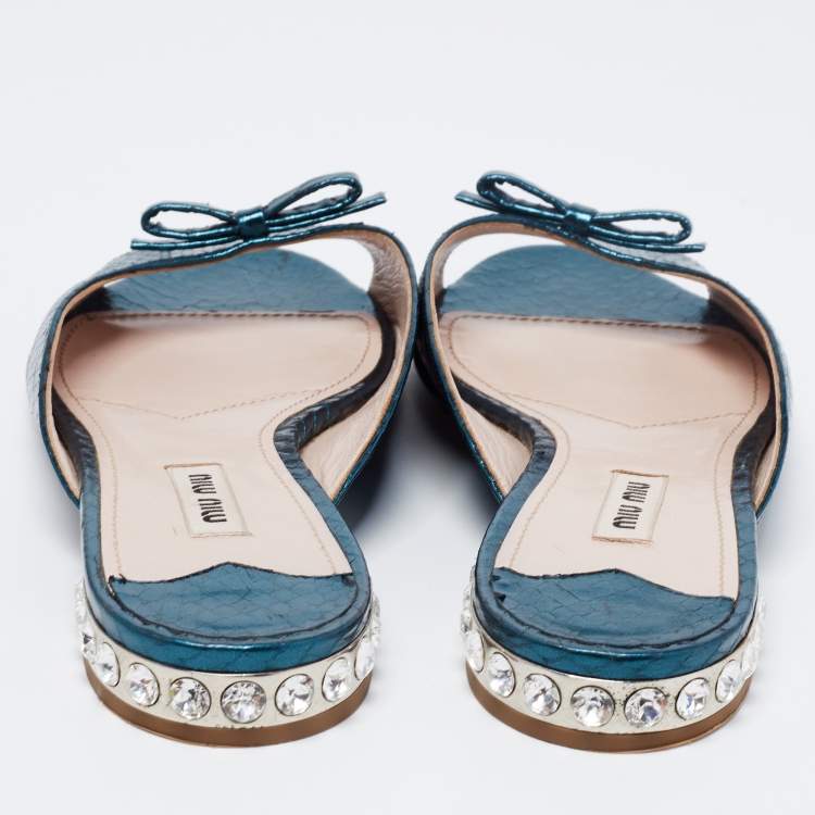 مملوكة مسبقًا Miu Miu Metallic Teal Snakeskin Embossed Leather Bow Detail Crystal Heel Flat Slide Sandals Size 38