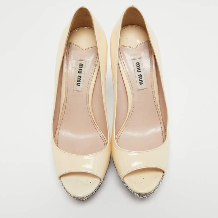 Pre Owned Miu Miu Cream Patent Leather And Coarse Glitter Peep Toe Platform Pumps Size 36.5