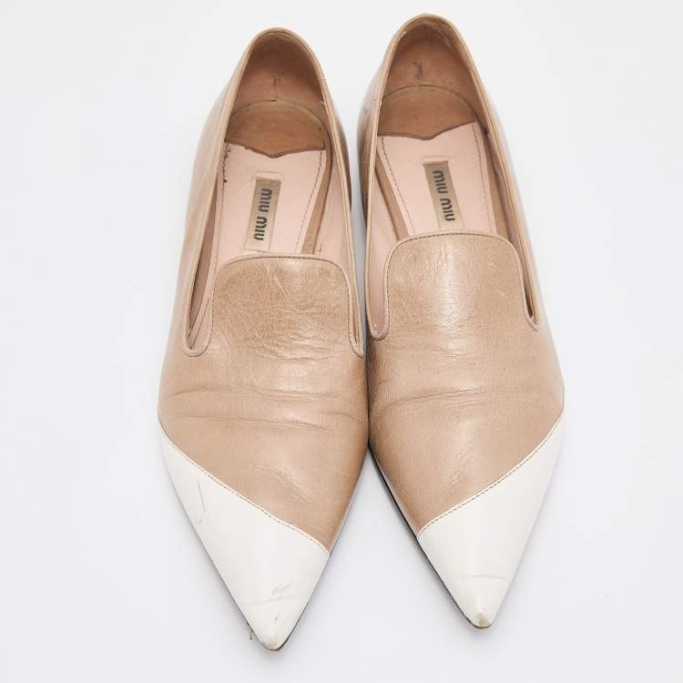 Pre Owned Miu Miu Beige/White Leather Pointed Toe Slip On Loafers Size 40.5