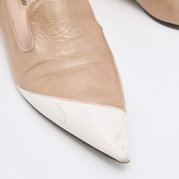 Pre Owned Miu Miu Beige/White Leather Pointed Toe Slip On Loafers Size 40.5