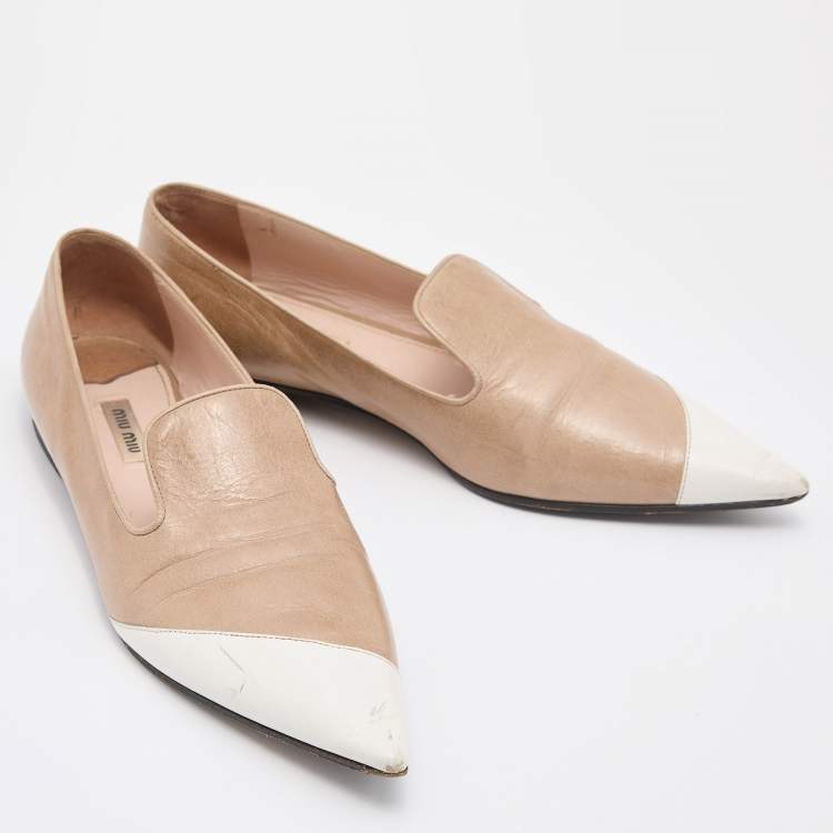 Pre Owned Miu Miu Beige/White Leather Pointed Toe Slip On Loafers Size 40.5