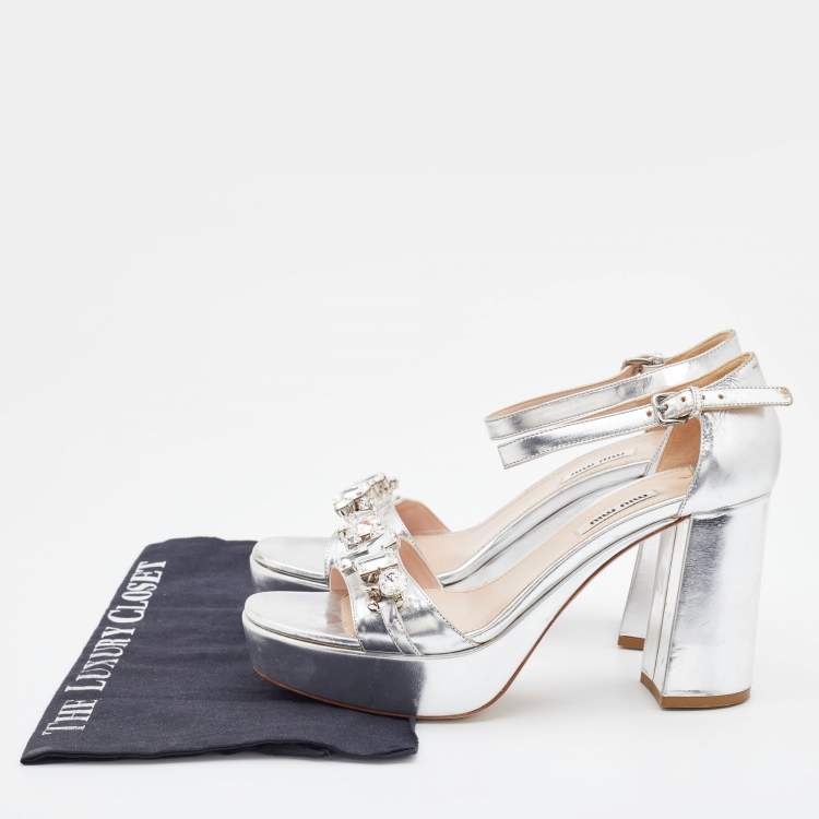 مملوكة مسبقًا Miu Miu Metallic Silver Leather Crystal Embellished Block Heel Ankle Strap Platform Sandals Size 40