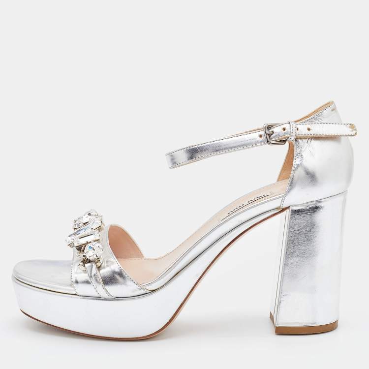 مملوكة مسبقًا Miu Miu Metallic Silver Leather Crystal Embellished Block Heel Ankle Strap Platform Sandals Size 40
