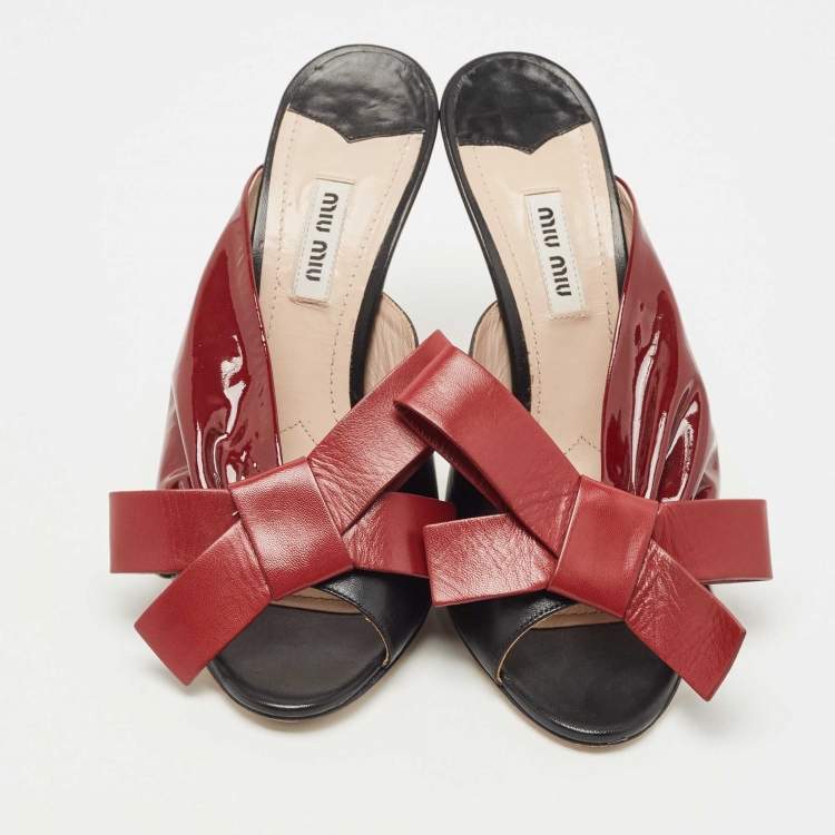 Pre Owned Miu Miu Burgundy/Black Pleated Patent and Leather Bow Slide Sandals Size 38.5
