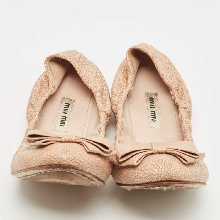 Pre Owned Miu Miu Beige Texture Leather Scrunch Bow Ballet Flats Size 39.5